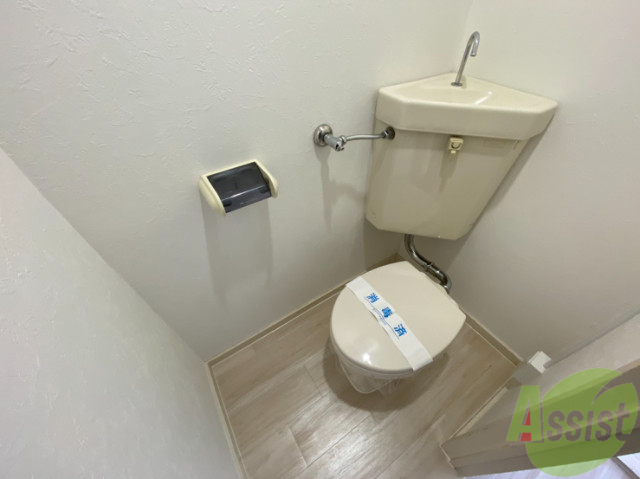 トイレ　比較的新しいトイレになります。窓はありません。