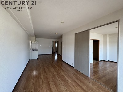 居室・リビング　床色が落ち着いた色合いで綺麗です♪