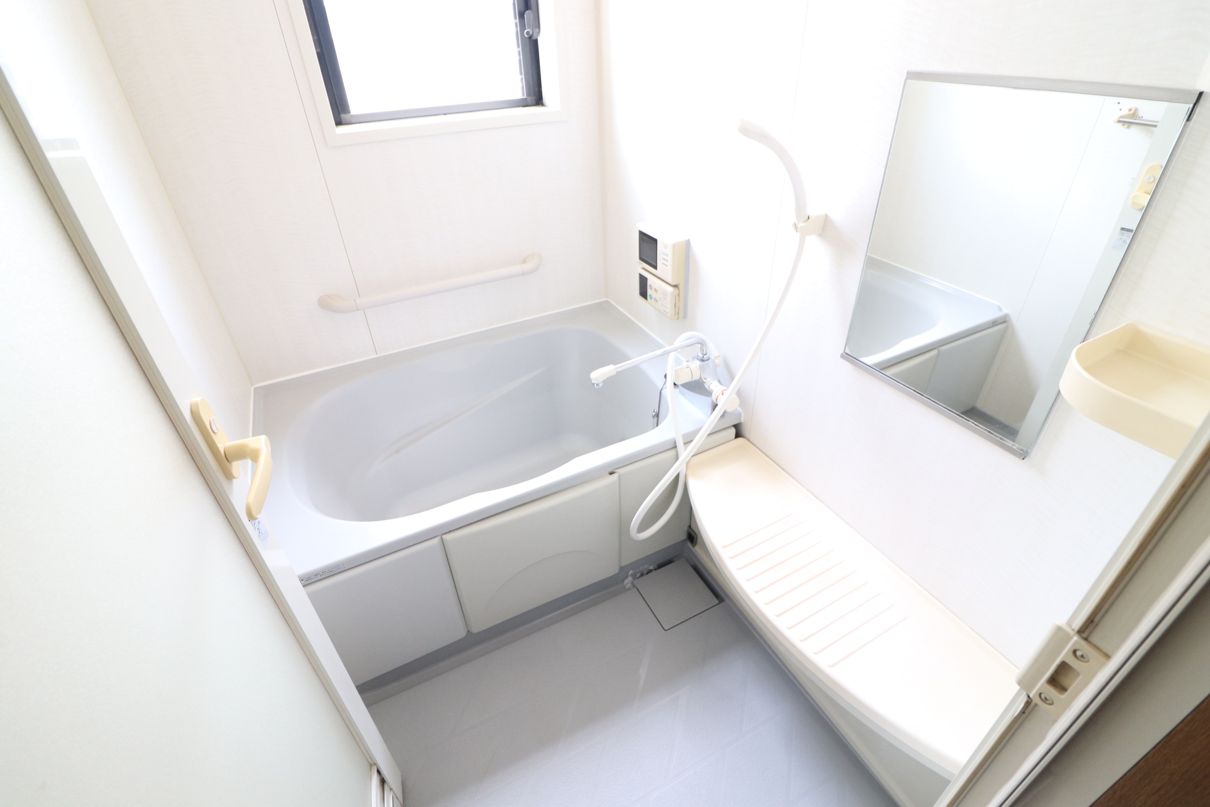 バス・シャワールーム　窓があるので換気にも便利♪