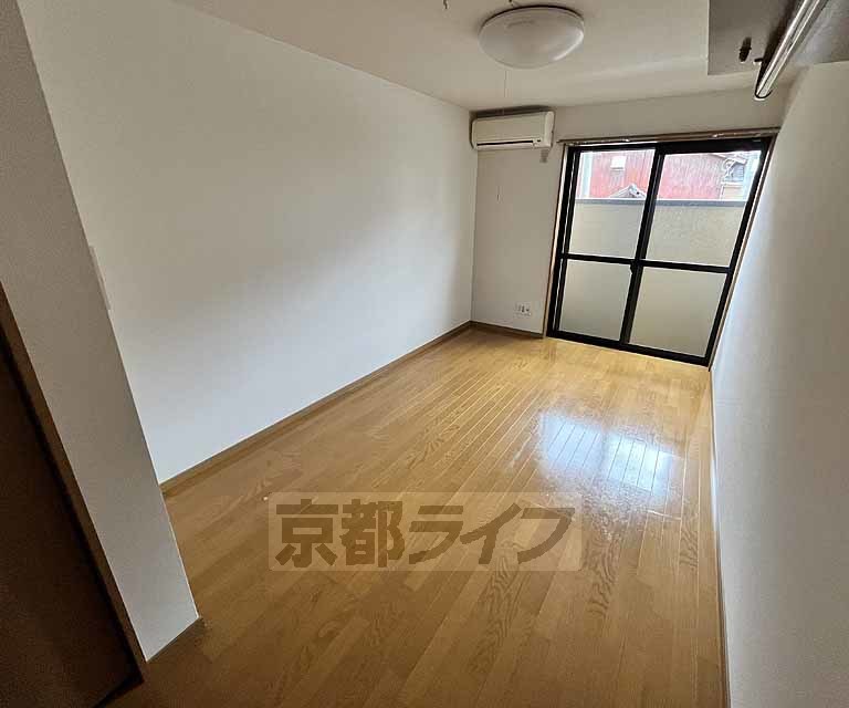 居室・リビング　落ち着いた雰囲気のお部屋です