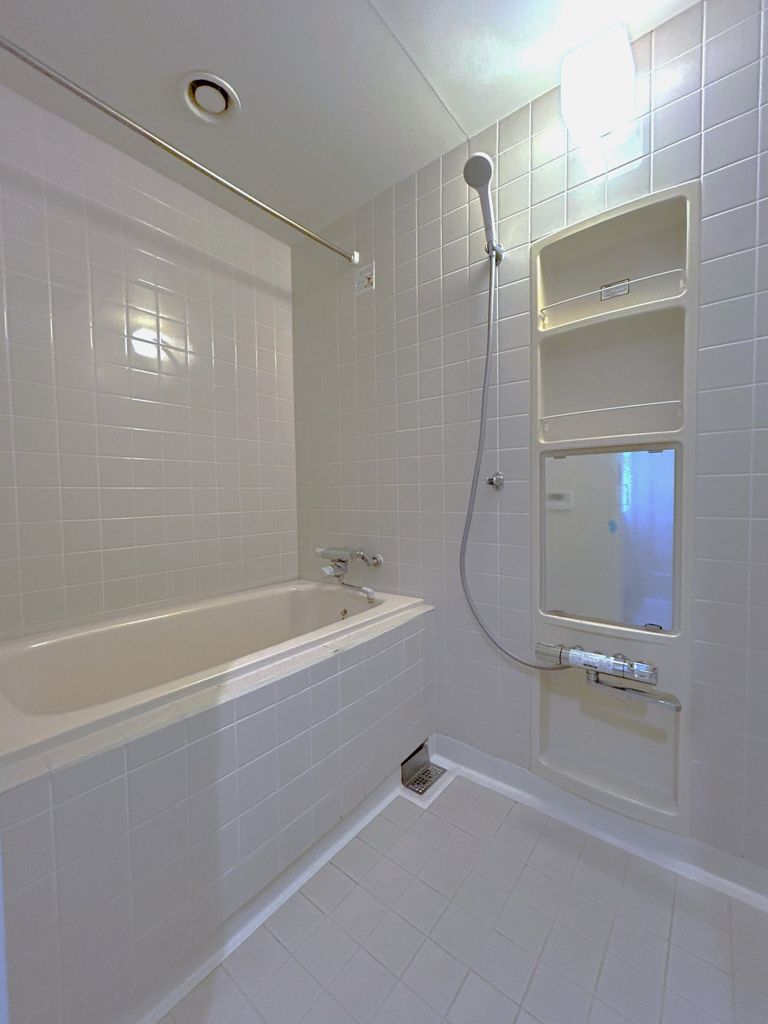 バス・シャワールーム　浴室乾燥機、追い焚き機能付バス（クリーニング前）