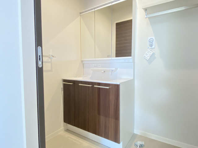 洗面設備　シャワー付洗面台です