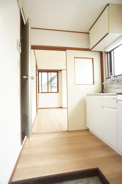 玄関　扉付きで玄関からお部屋の中が見えない間取りなので安心です☆