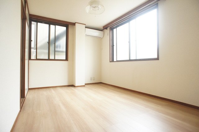 居室・リビング　２面採光なので、明るく風通しのよいお部屋です♪