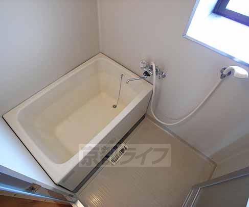 バス・シャワールーム　小窓があり２４時間換気可能です