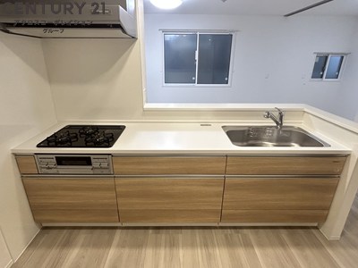 キッチン　3口コンロで機能的なキッチンです。