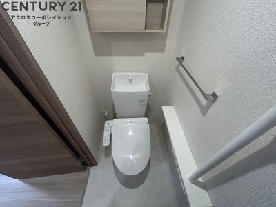 トイレ　収納スペースありのトイレです。