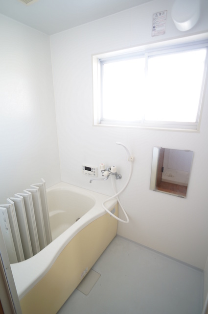 バス・シャワールーム　バス　追い焚き機能付き　窓あり