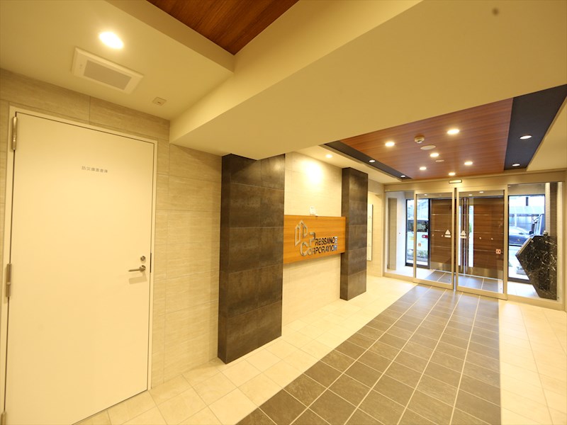 エントランス　エントランス　オートロック付　防犯カメラ有り