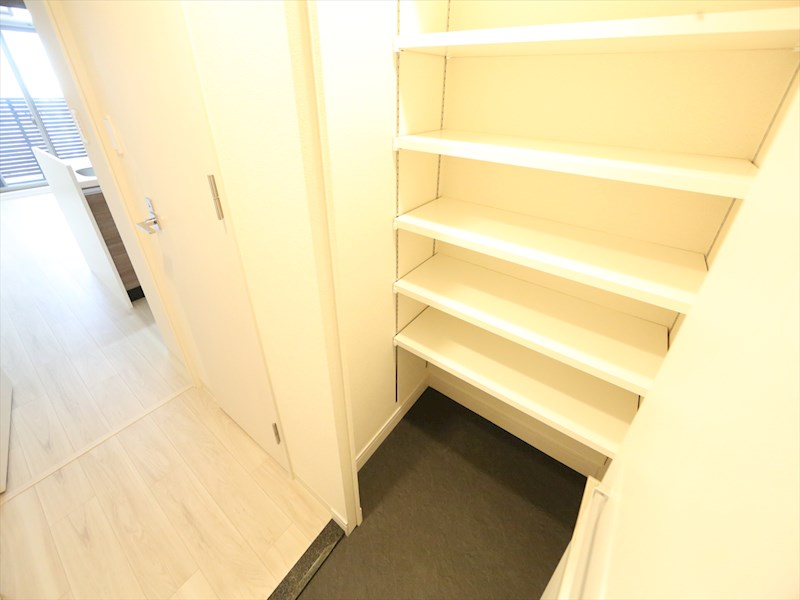 玄関　玄関　シューズクローク付（収納充実してます）