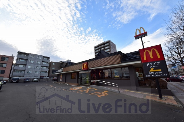 飲食店　マクドナルド平岸店（飲食店）まで880m