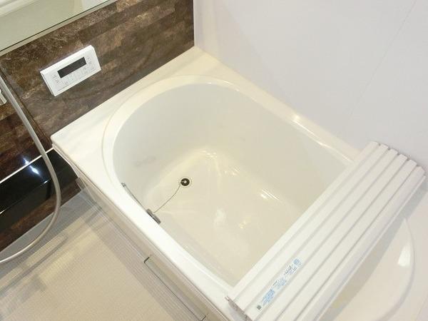 バス・シャワールーム　浴室乾燥機、追焚機能付の広々バスルーム！