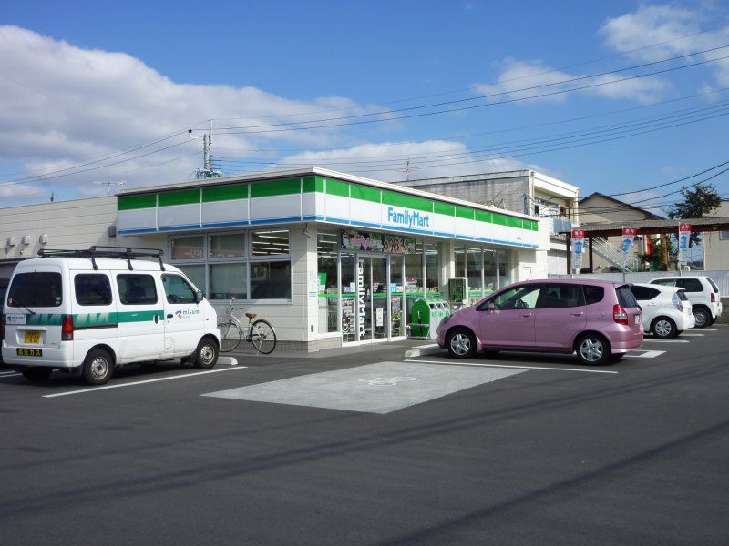 コンビニ　ファミリーマート（コンビニ）まで240m