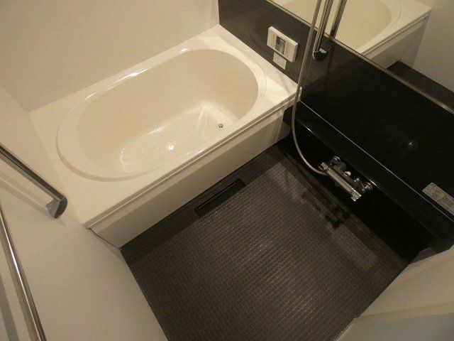 バス・シャワールーム　広々とした浴室です。