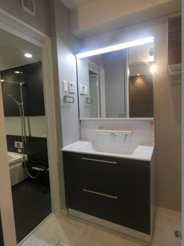 洗面設備　独立洗面台はシャンプードレッサーです。