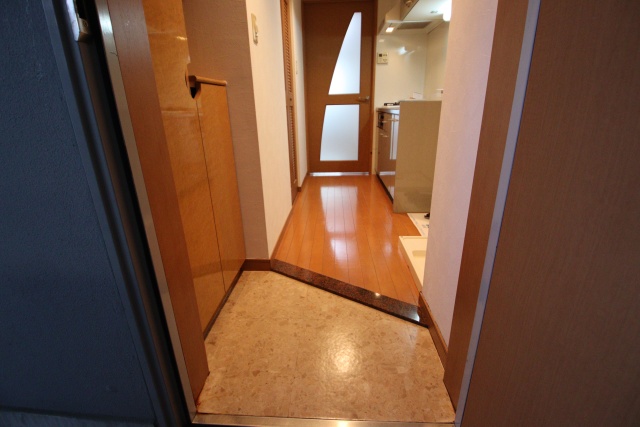 玄関　※別号室参考写真のため、現況優先です。