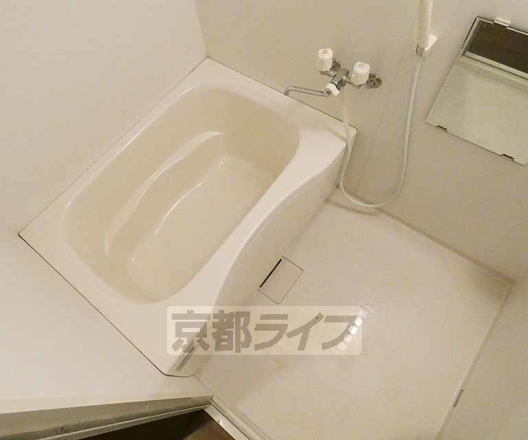 バス・シャワールーム　清潔感のあるお風呂