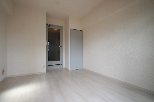 居室・リビング　同物件別室です。