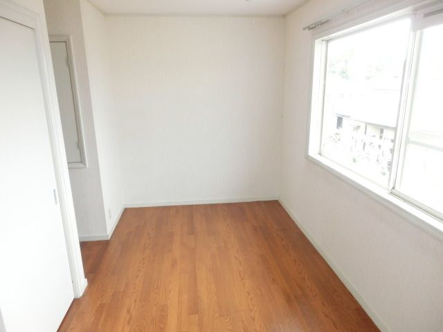 その他部屋・スペース　2階の洋室も明るいです！
