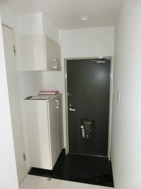 玄関　玄関にはトールタイプのシューズボックスあります