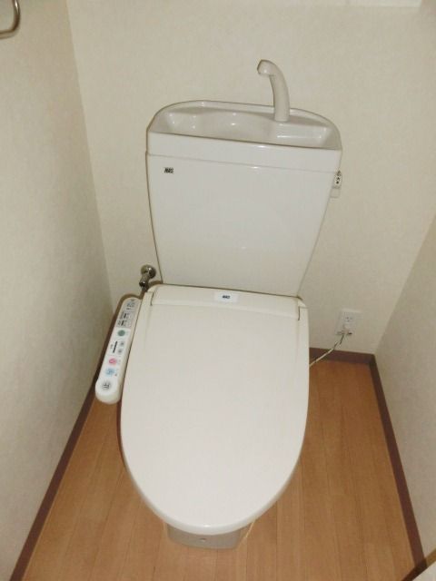 トイレ　温水洗浄便座付きのトイレ