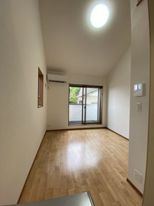 居室・リビング　こちらのリビングで趣味の時間をお楽しみください♪