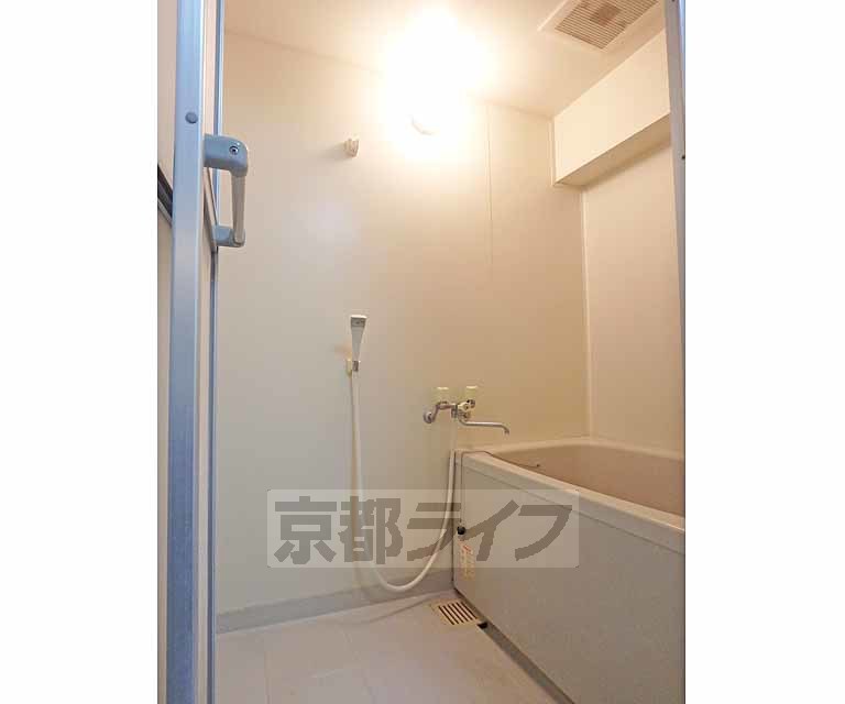 バス・シャワールーム　清潔感のある浴室です。