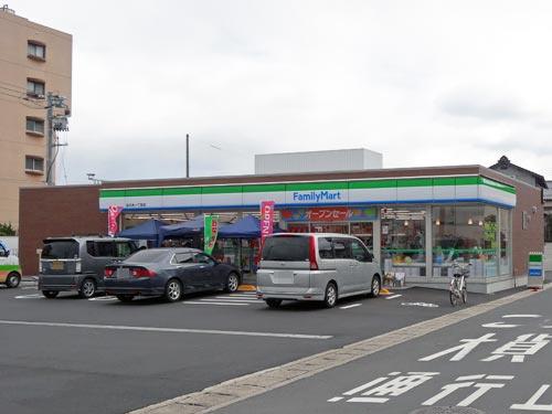 コンビニ　ファミリーマート浜乃木一丁目店（コンビニ）まで500m