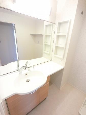 洗面設備　収納もたっぷり！大型の鏡付き洗面化粧台！