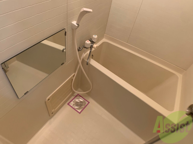 バス・シャワールーム　バスルームは狭すぎず、シャワーも浴びやすそうです。