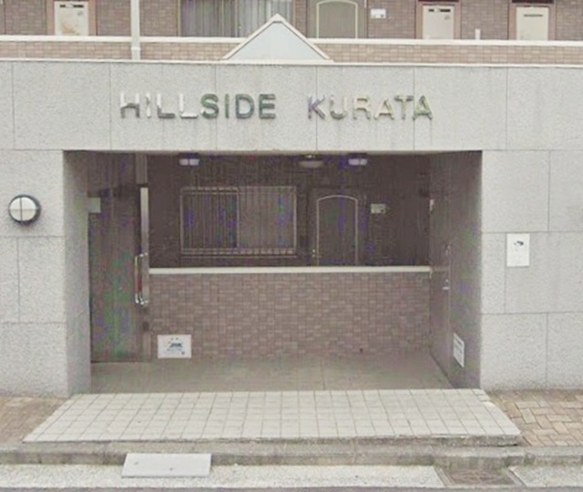 エントランス　重厚感のある建物デザイン♪