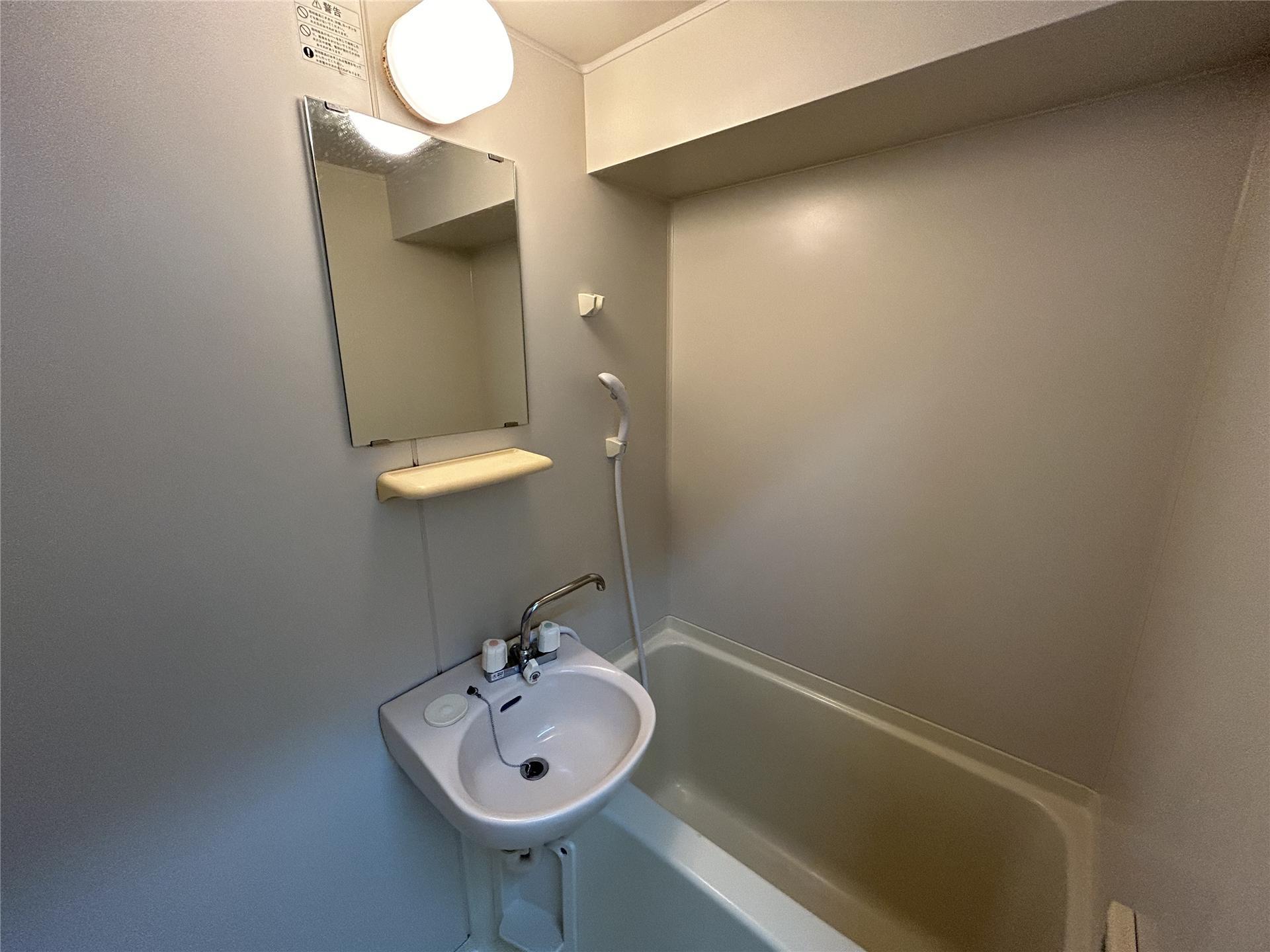 バス・シャワールーム　洗面ボウル付のお風呂です