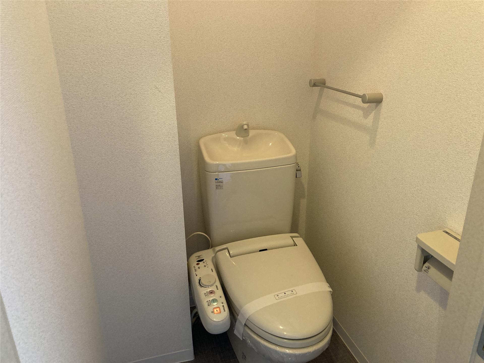 トイレ　小物が置けるトイレットペーパーホルダー付きです