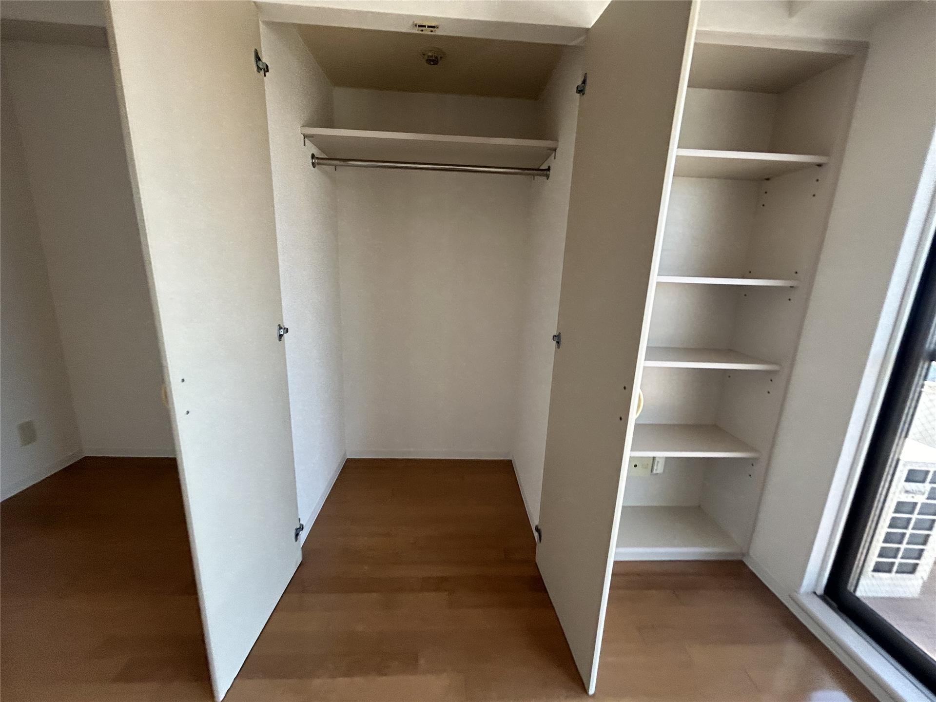 収納　クローゼット、棚付きの収納があります