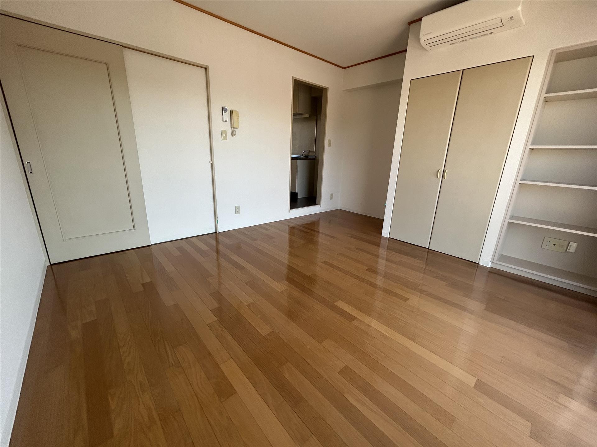 居室・リビング　10帖の広々とした洋室です