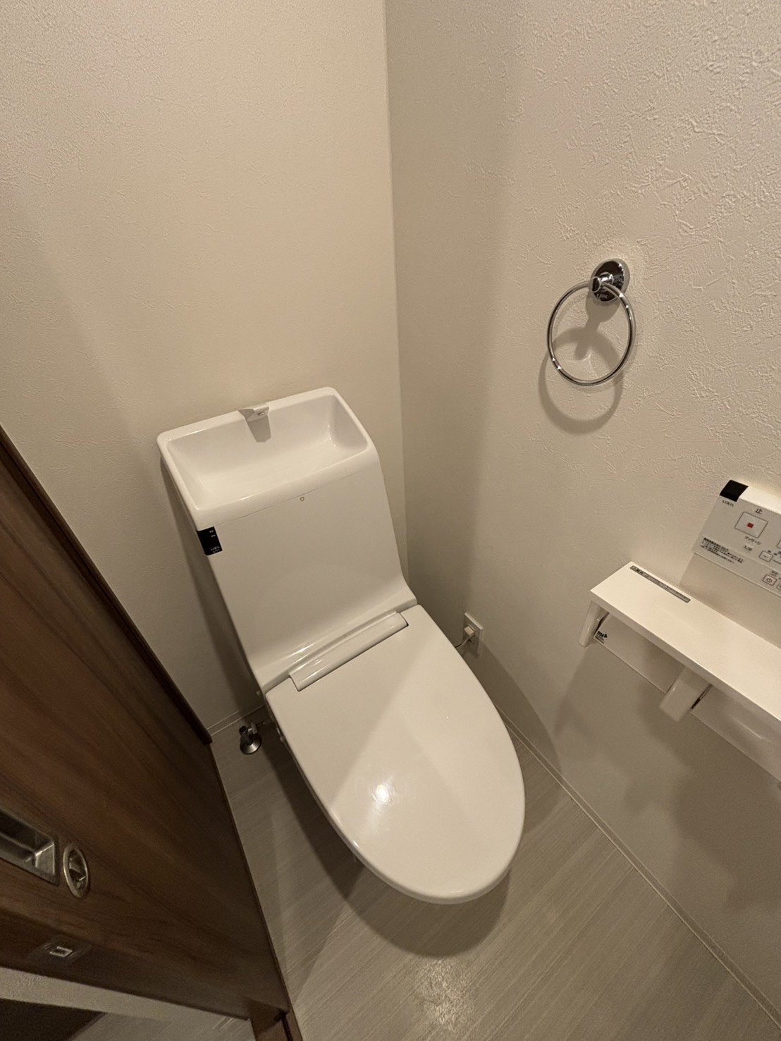 トイレ　温水洗浄便座付き