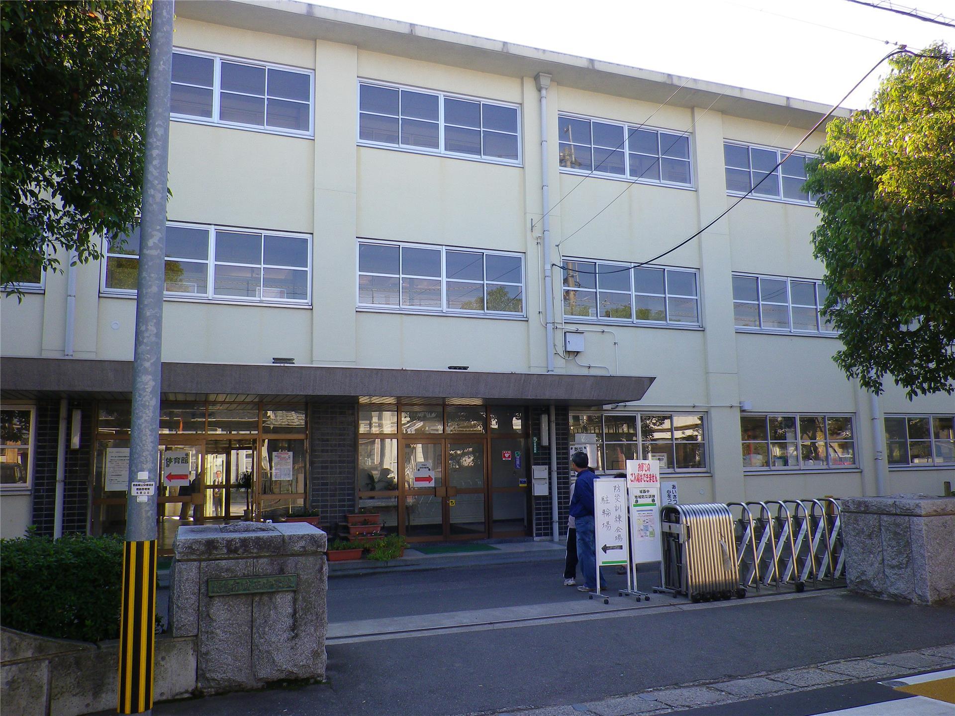 中学校　徳島市立城西中学校（中学校）まで536m