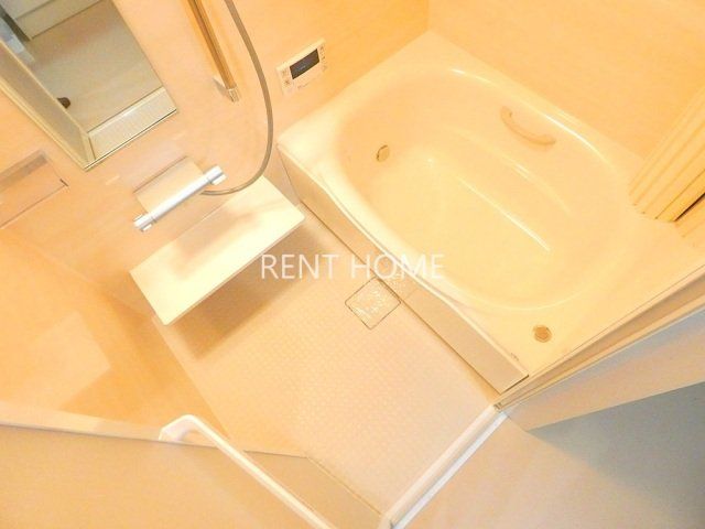 バス・シャワールーム　広めの浴室です。（追焚き機能付き）