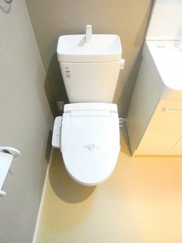 トイレ　温水洗浄便座付きのトイレです。
