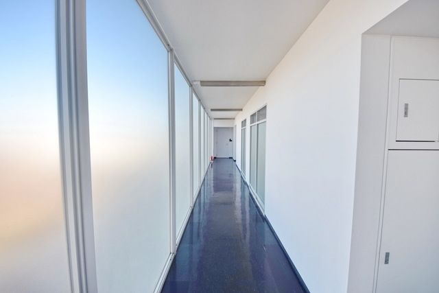 その他　★ガラス張りの明るい通路です★