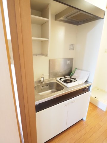 キッチン　コンパクトなキッチン空間、掃除や整理整頓もしやすそう！※同物