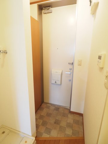 玄関　フラットで使いやすい玄関※同物件別部屋参考写真