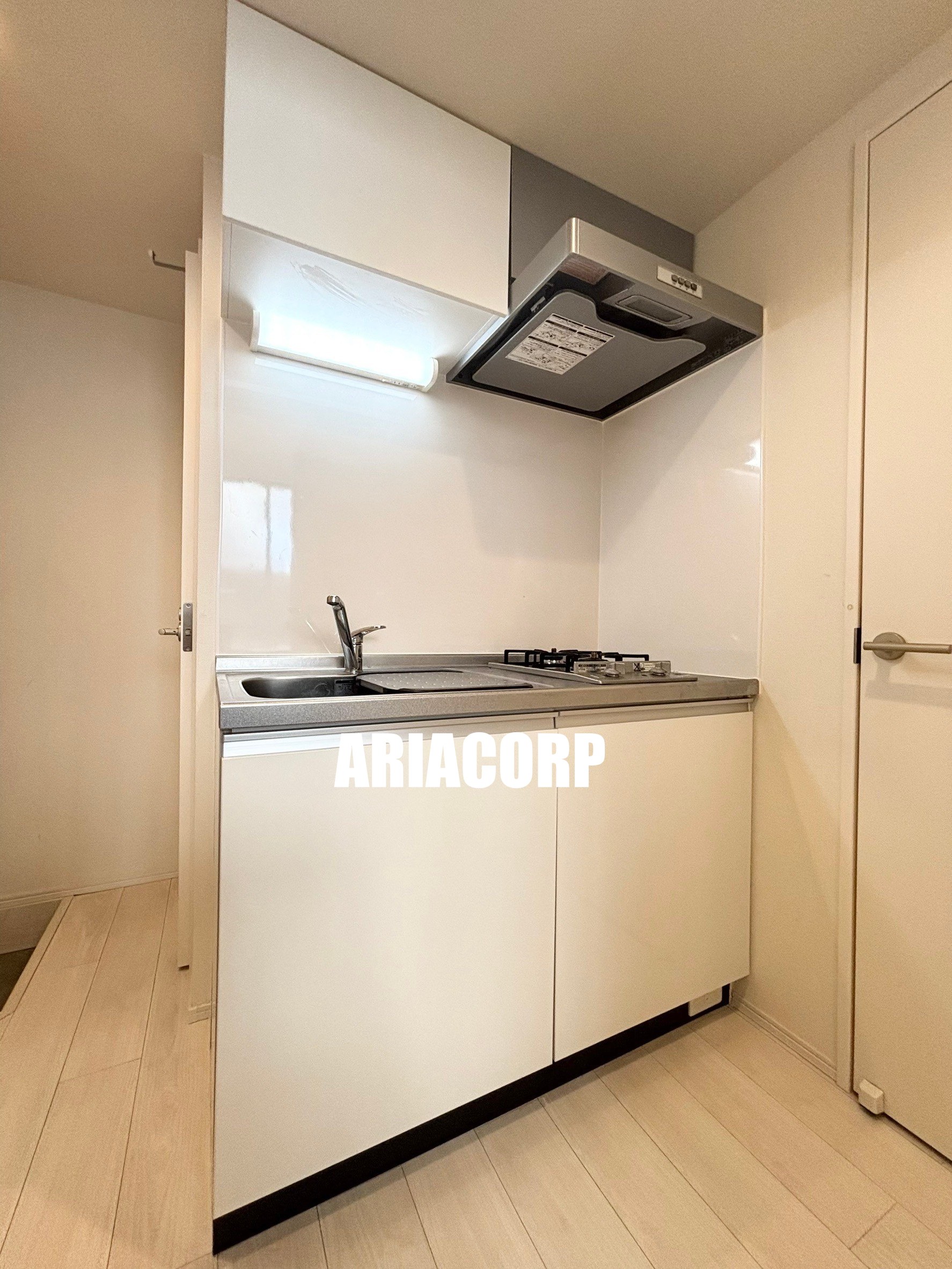 キッチン　人気の２口コンロ、お料理や洗い物時に役立つ補助プレート付です