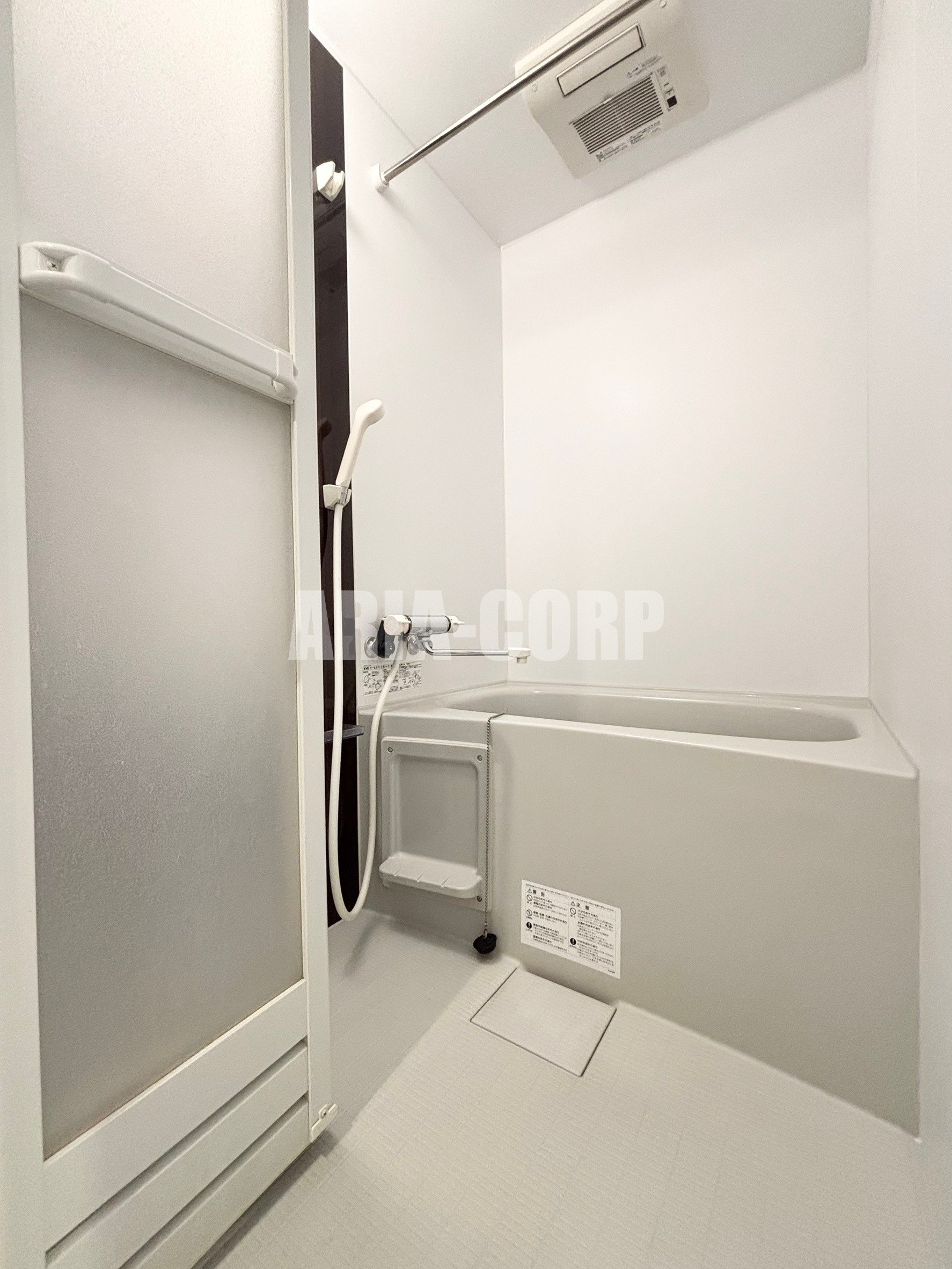 バス・シャワールーム　浴室乾燥機付き。カラーパネル採用でお洒落なバスルームです。