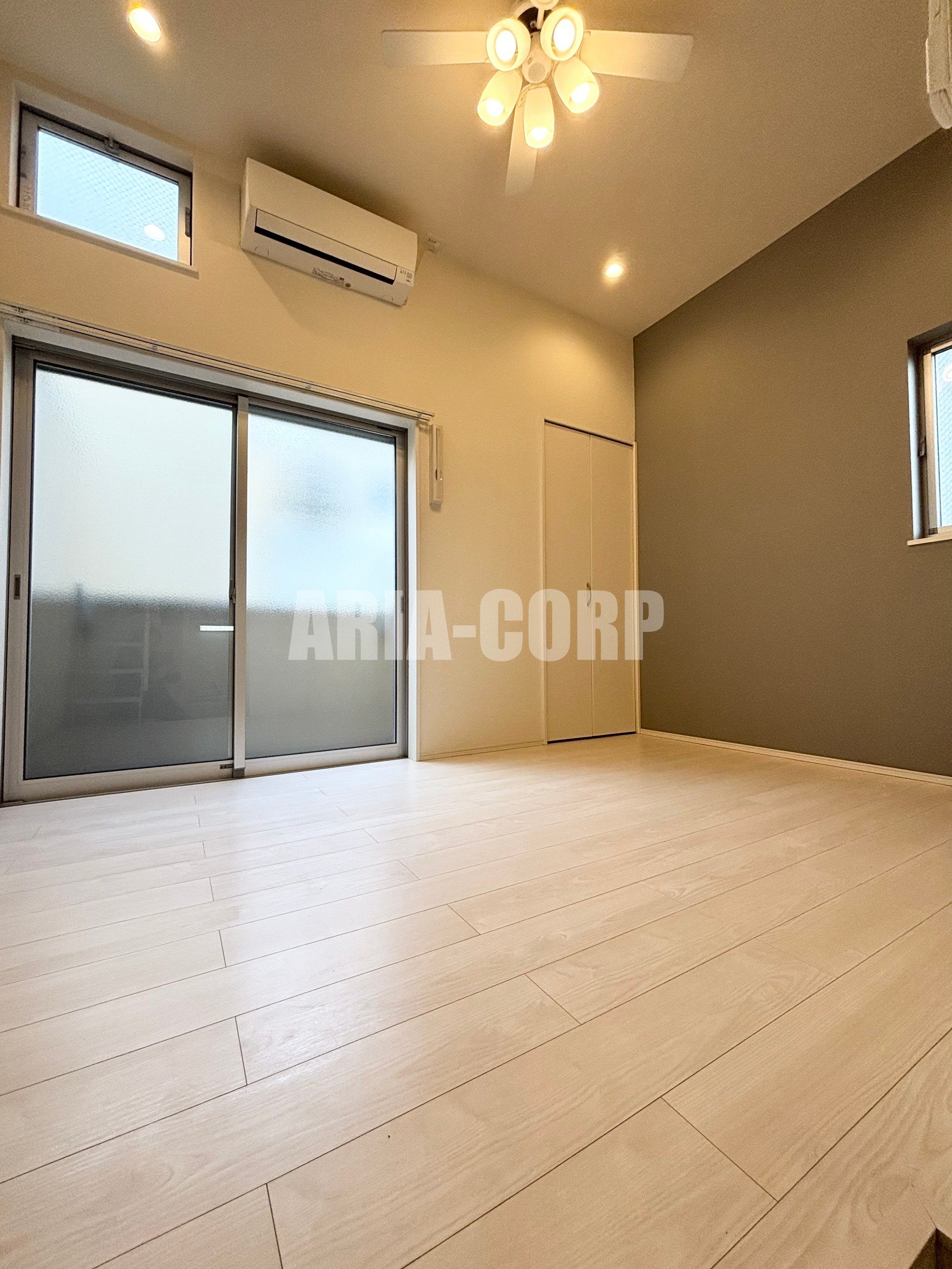 居室・リビング　天井高のある開放的な空間！角部屋で窓も多く明るいお部屋です