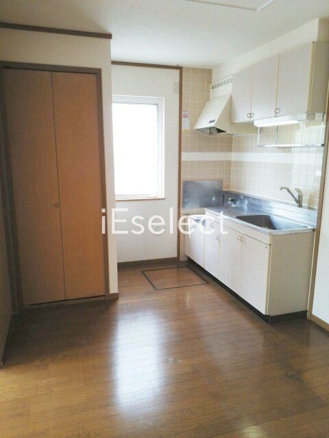 居室・リビング　キッチンに窓があり明るいお部屋です♪