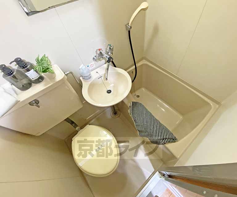 バス・シャワールーム　清潔感のあるユニットバスです。