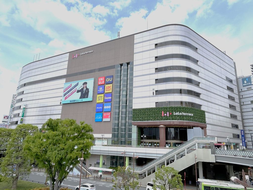 ショッピングセンター　ララテラス川口：ユニクロ・GU・みずほ・三井住友・りそな銀…（ショッピングセンター）まで550m
