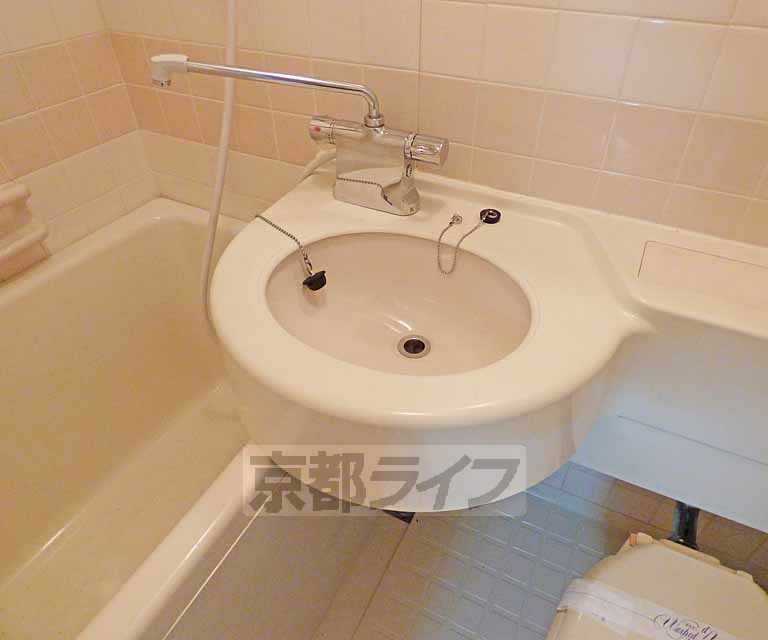 洗面設備　綺麗な洗面台です。