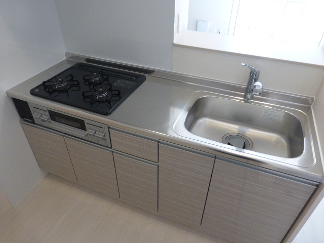 キッチン　対面式キッチン　システム3口コンロ、グリル付